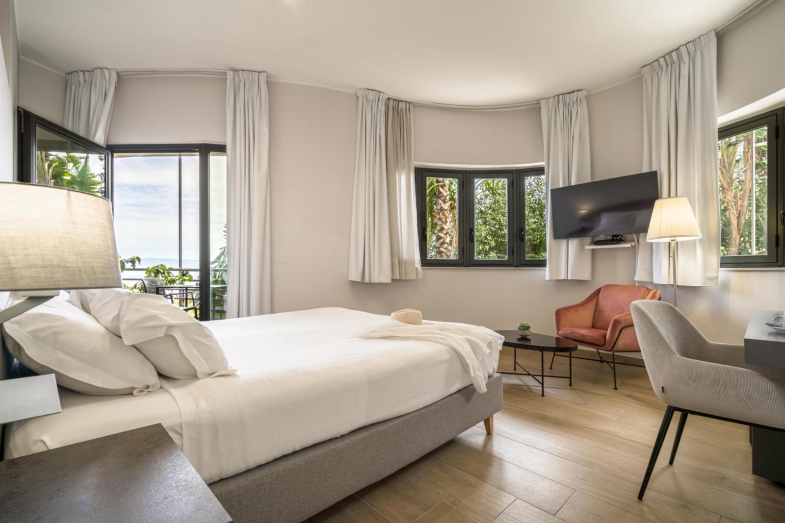 Doppelzimmer mit Balkon und seitlichem Meerblick