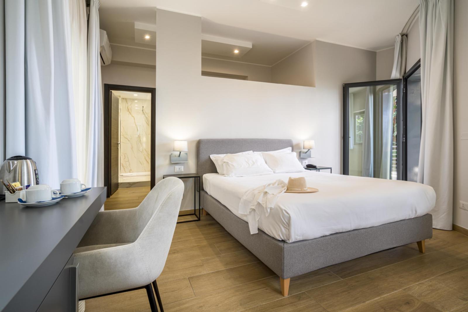 Doppelzimmer mit Balkon und seitlichem Meerblick