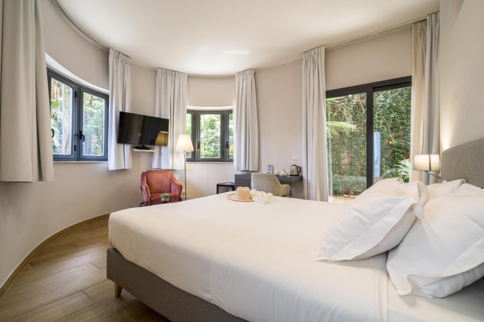 Doppelzimmer mit Balkon und seitlichem Meerblick