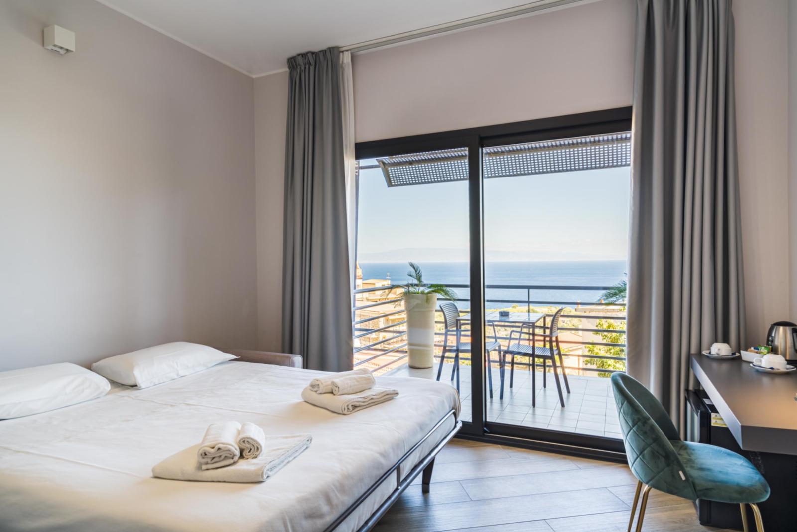Familienzimmer mit Balkon und Meerblick