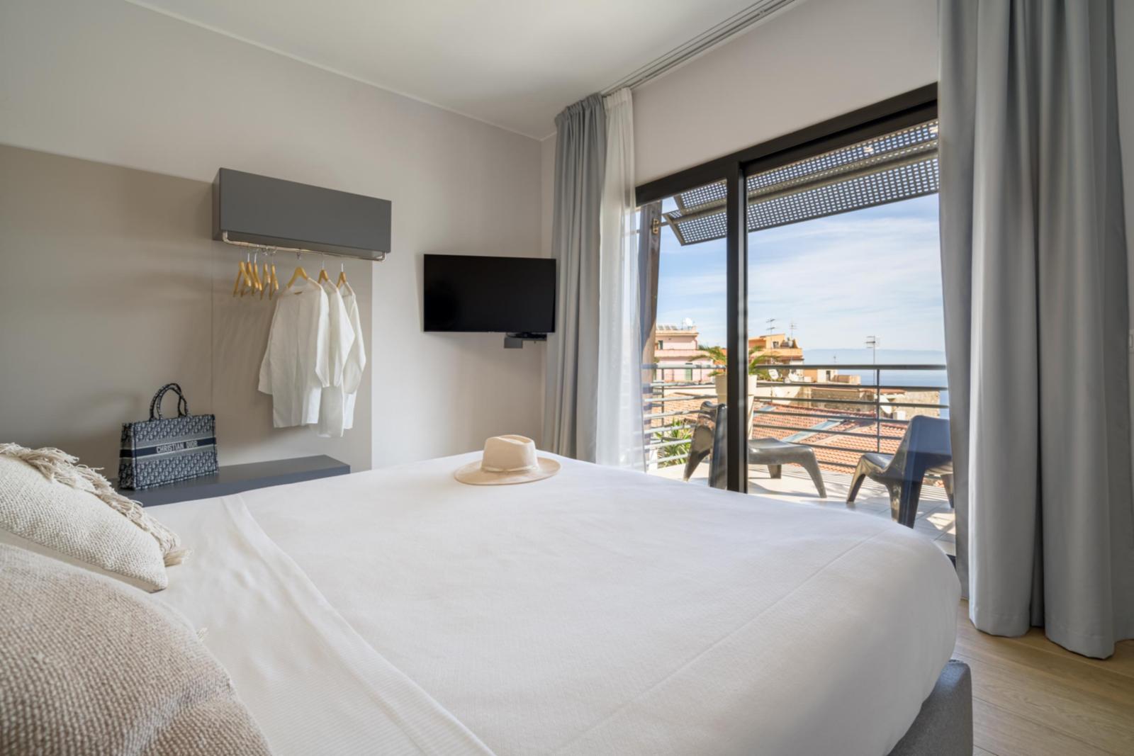 Familienzimmer mit Balkon und seitlichem Meerblick