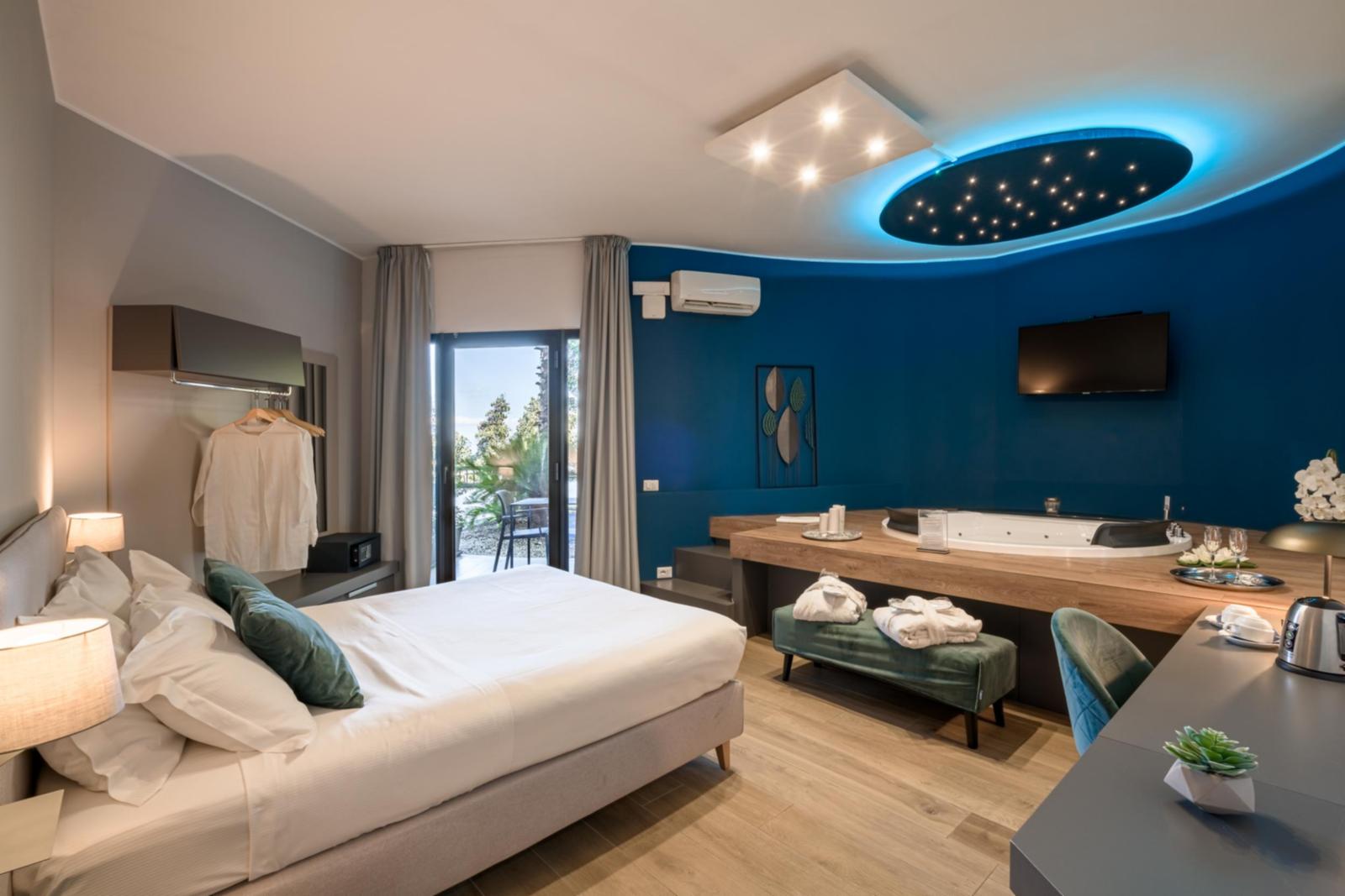 Doppelzimmer mit Whirlpool und kleiner Terrasse