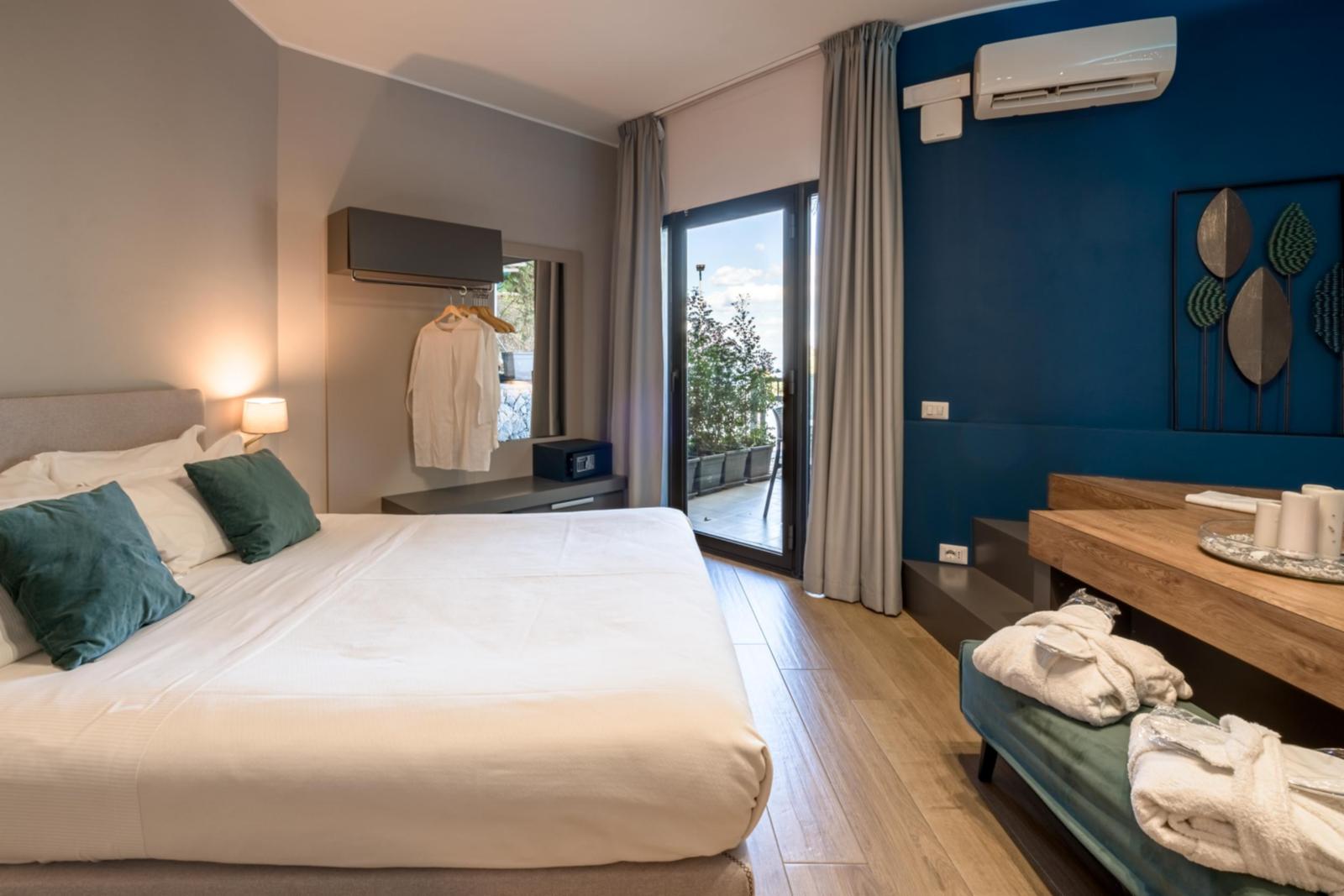 Doppelzimmer mit Whirlpool und kleiner Terrasse