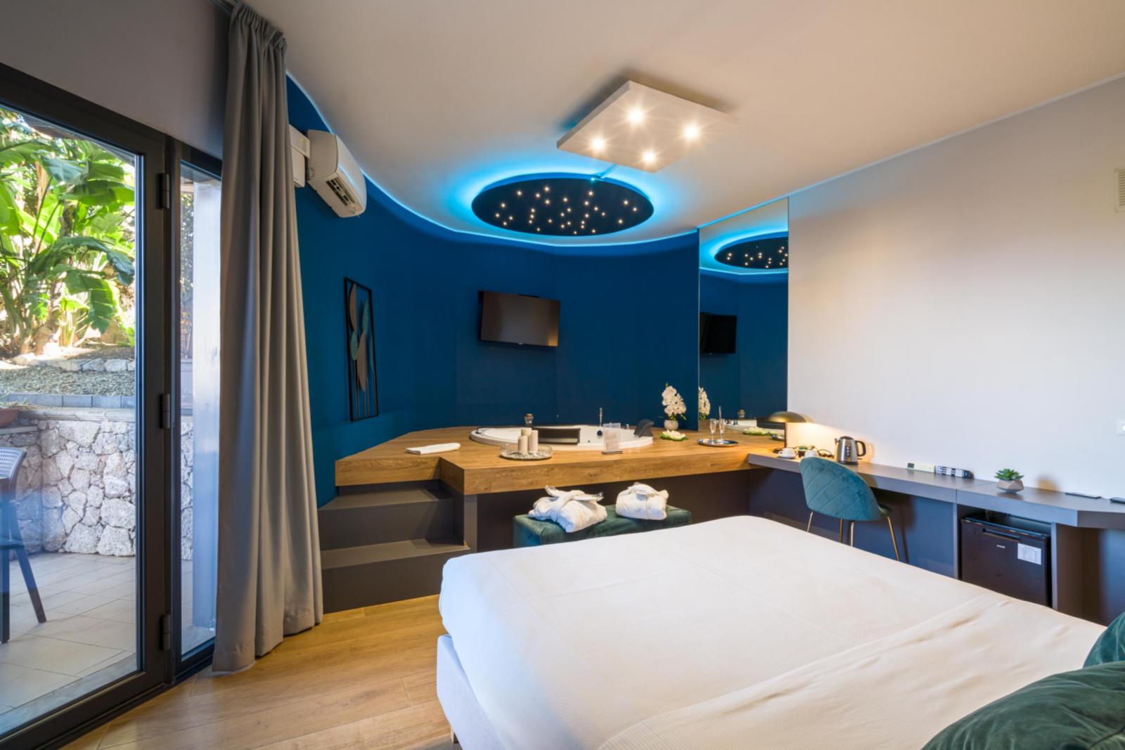 Doppelzimmer mit Whirlpool und kleiner Terrasse